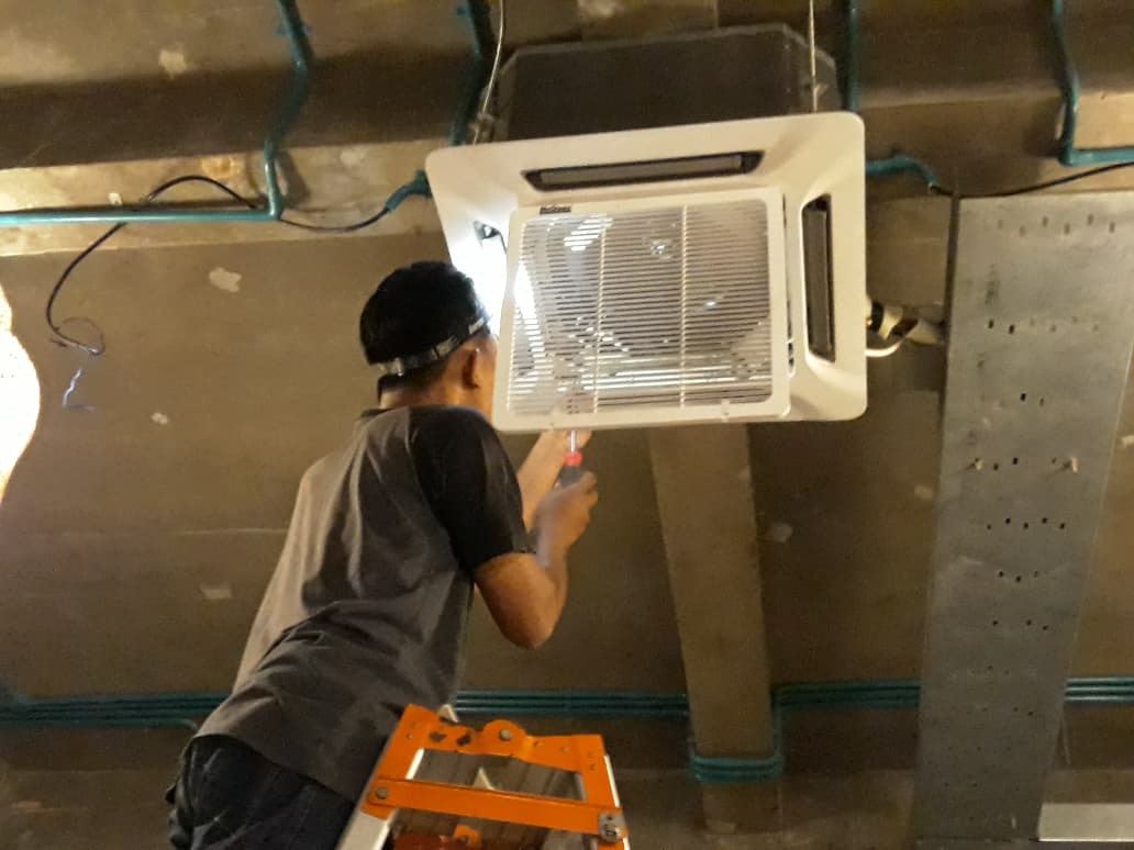 Teknisi pasang AC cassette scaffolding