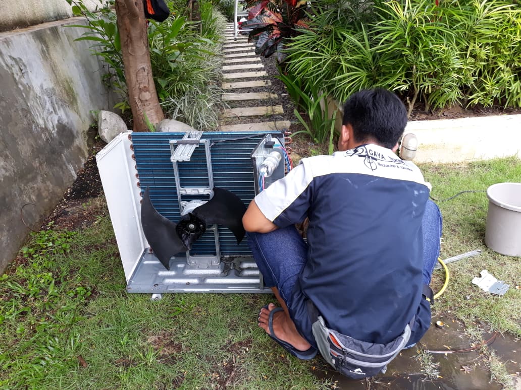 Teknisi Gaya Teknik service AC split outdoor