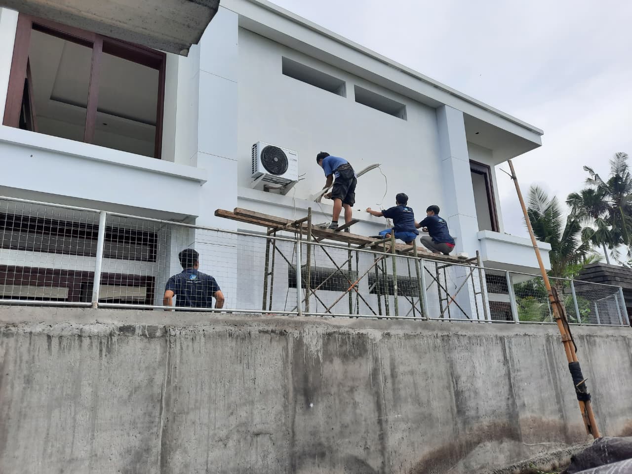 Pemasangan AC split villa Bali